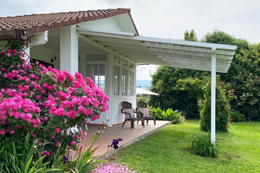 ein Haus mit rosa Blumen auf der Veranda in der Unterkunft PIETRASANTA-VERSILIA - Delizioso Cottage al mare in Pietrasanta