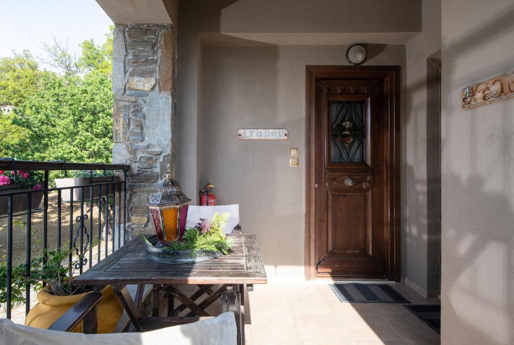 Balkón nebo terasa v ubytování Chorostasi Guest House
