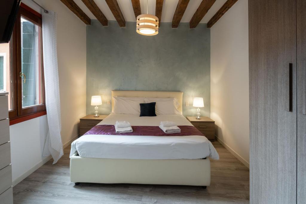 sypialnia z dużym łóżkiem i 2 szafkami nocnymi w obiekcie Ve.N.I.Ce. Cera Ca' De La Mandola w Wenecji