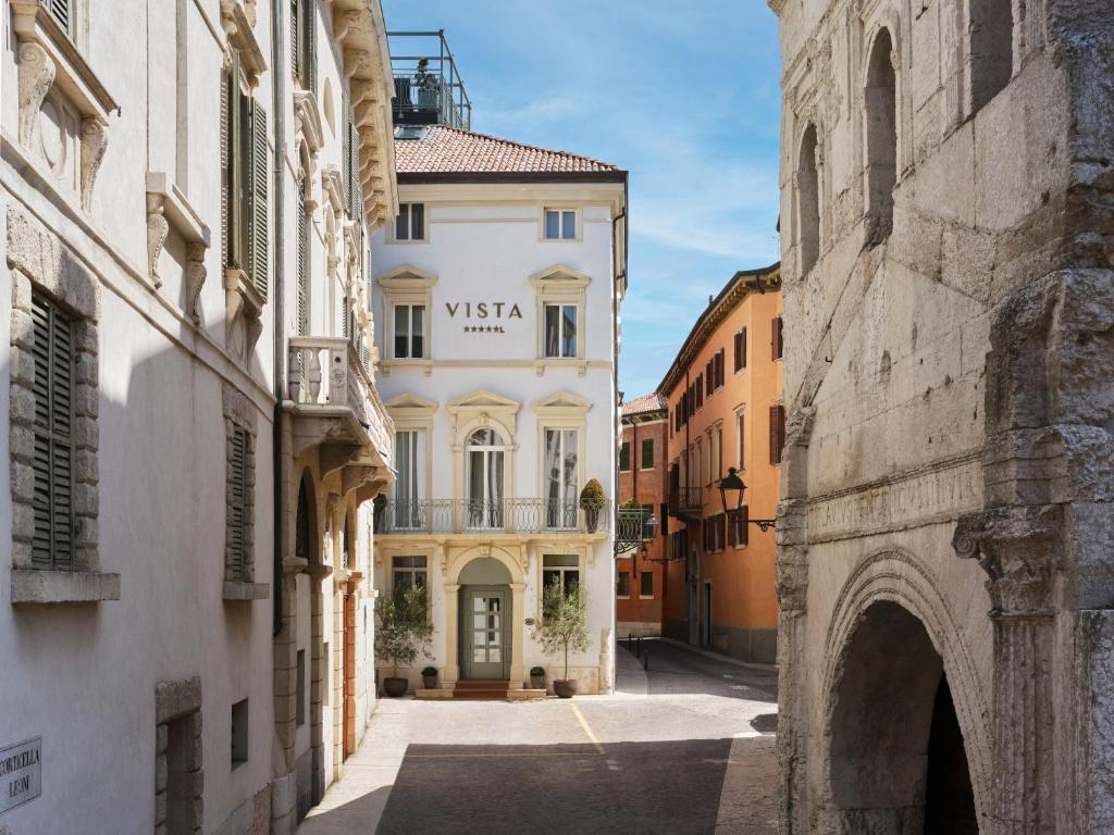 una strada con un edificio bianco con le parole visto di Vista Palazzo a Verona