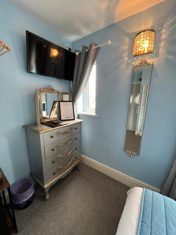 McGraths Hotel & Public Bar - Resim 18