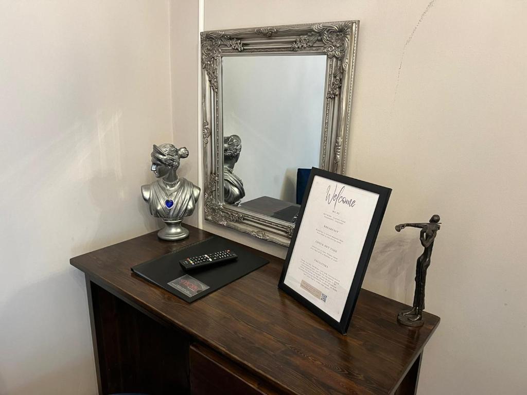 McGraths Hotel & Public Bar - Resim 19