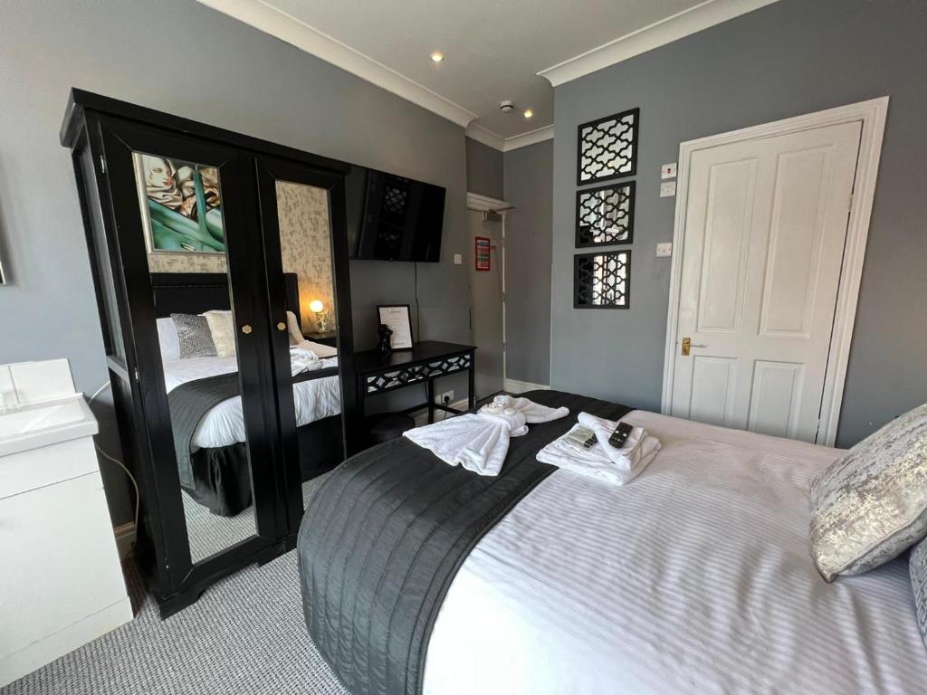 McGraths Hotel & Public Bar - Resim 22