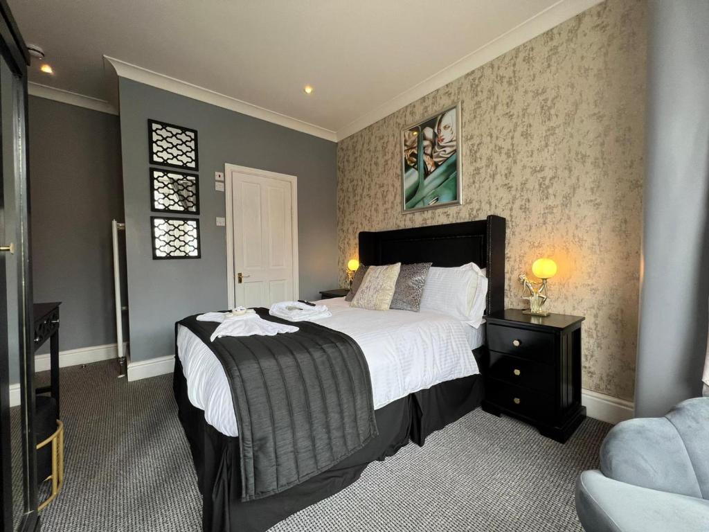 McGraths Hotel & Public Bar - Resim 25