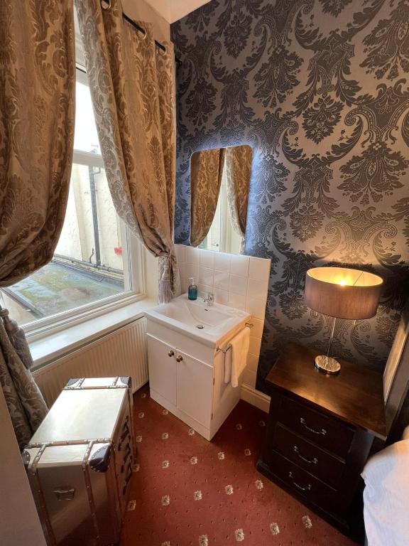 McGraths Hotel & Public Bar - Resim 3