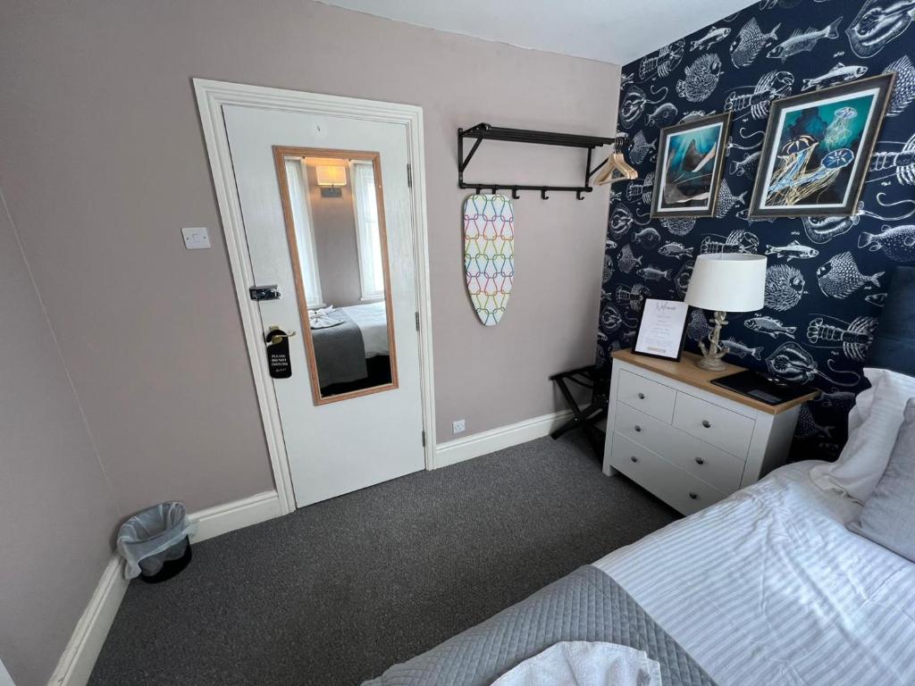 McGraths Hotel & Public Bar - Resim 27