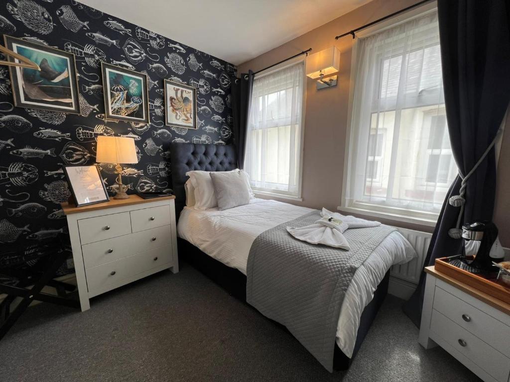 McGraths Hotel & Public Bar - Resim 28