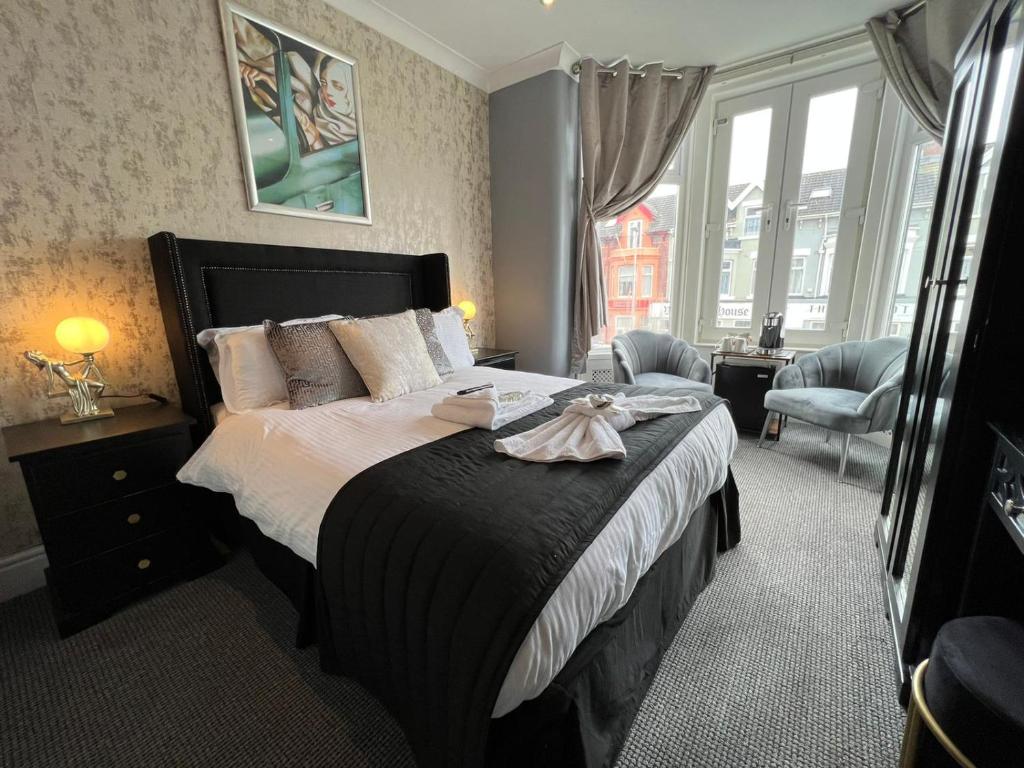 Un dormitorio con una cama grande con un vestido. en McGraths Blackpool en Blackpool