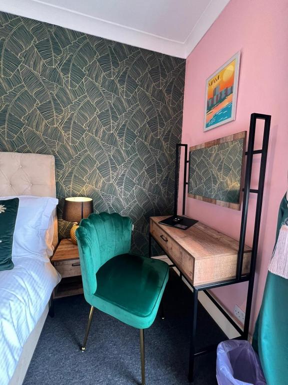 McGraths Hotel & Public Bar - Resim 31