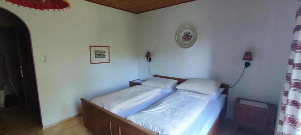 A bed or beds in a room at Gästehaus Moorbad Gmös
