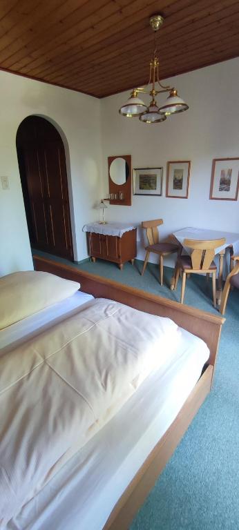 A bed or beds in a room at Gästehaus Moorbad Gmös