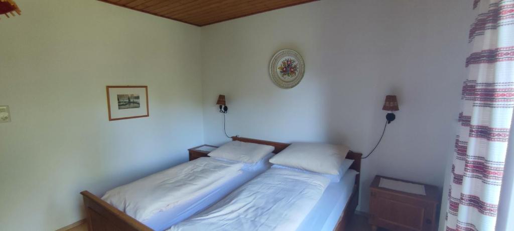 A bed or beds in a room at Gästehaus Moorbad Gmös