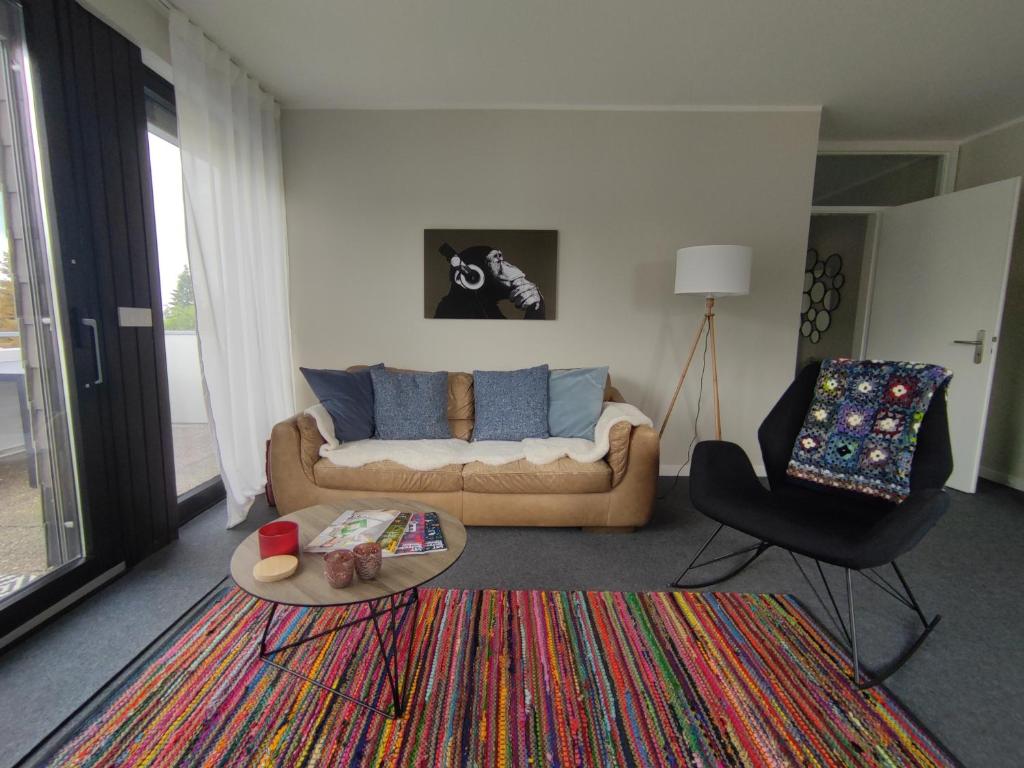 un soggiorno con divano e sedia di Kissinger38 a Detmold