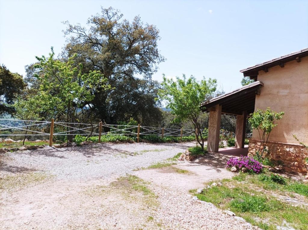 Vonkajšia záhrada v ubytovaní Apartamentos Rurales En Plena Sierra