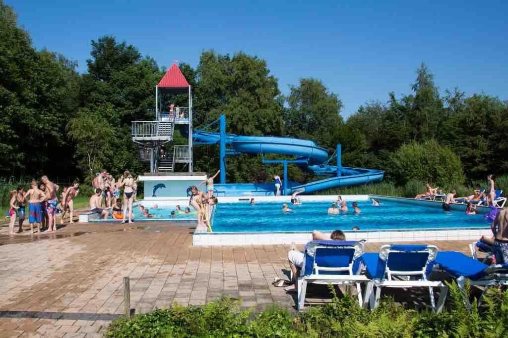 Bazén v ubytování PUUR Eernewoude luxe chalet direct aan open vaarwater gelegen in de Alde Feanen nebo v jeho okolí