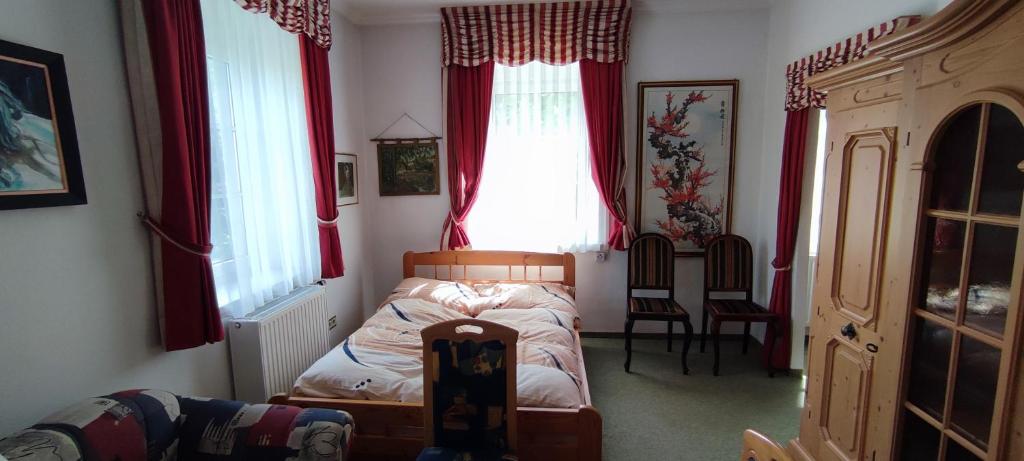A bed or beds in a room at Gästehaus Moorbad Gmös