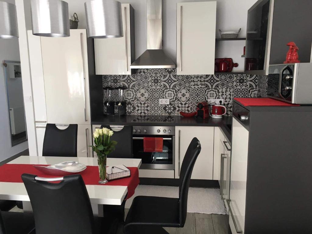Kuchyňa alebo kuchynka v ubytovaní Szőlőskert Apartman 8 fős