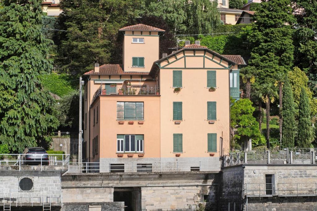 una casa en un puente sobre un cuerpo de agua en Villa Sofia en Varenna