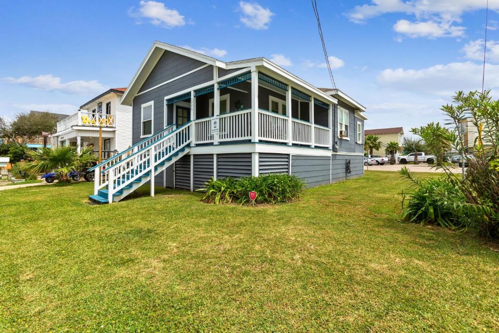 una casa con un gran patio delante de ella en Tina Marie - just 1 block to Seawall beach! home en Galveston