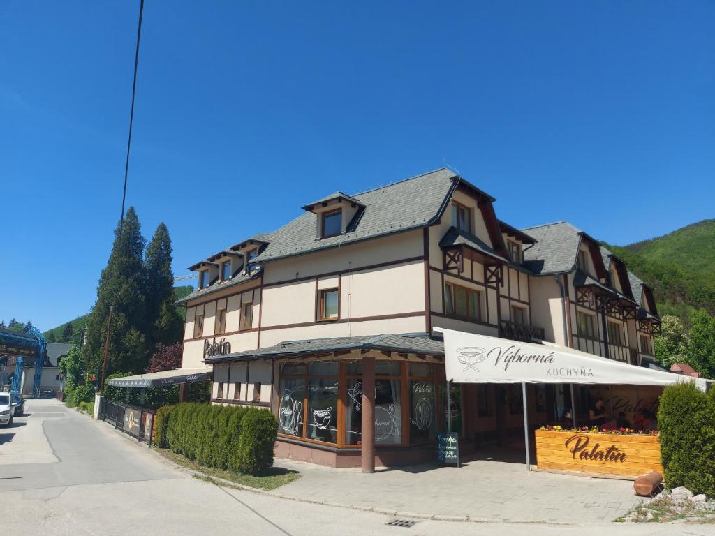 un gran edificio al lado de una calle en Penzión PALATÍN en Rajecké Teplice