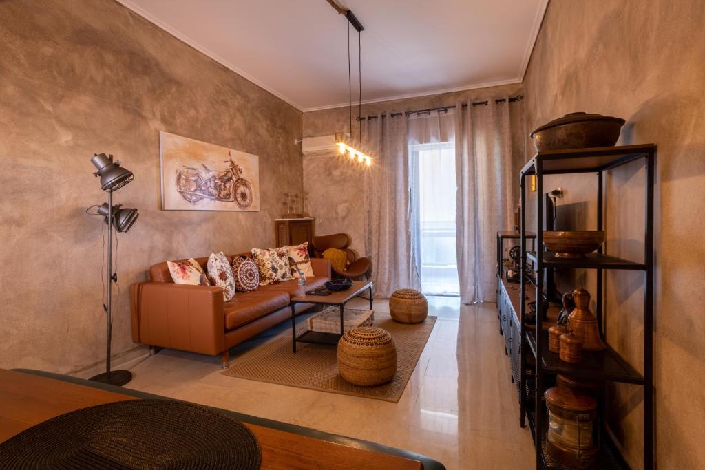 ein Wohnzimmer mit einem Sofa und einem Tisch in der Unterkunft MS APARTMENT in Athen