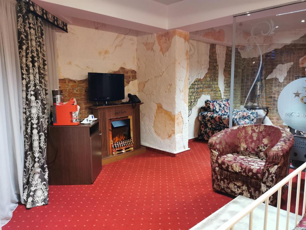TV a/nebo společenská místnost v ubytování GRAND PIER BOUTIQUE VILLA LUXURY ROOMS BEST DEAL CITY BREAK FROM 49 EUR with one day Free welcome breakfast only for KING DELUXE rooms and bookings for minimum 4 nights