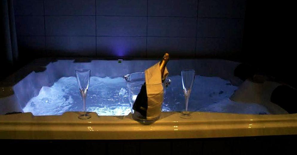 Tre bicchieri di vino in una vasca idromassaggio con neve di SUITE SPA PRIVATIF 66 Nord de Perpignan a Pia