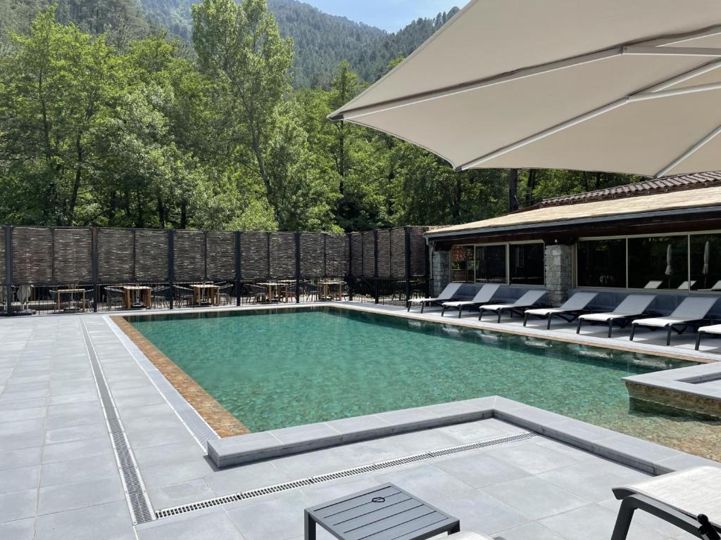 Bazén v ubytování Hôtel de la Restonica nebo v jeho okolí