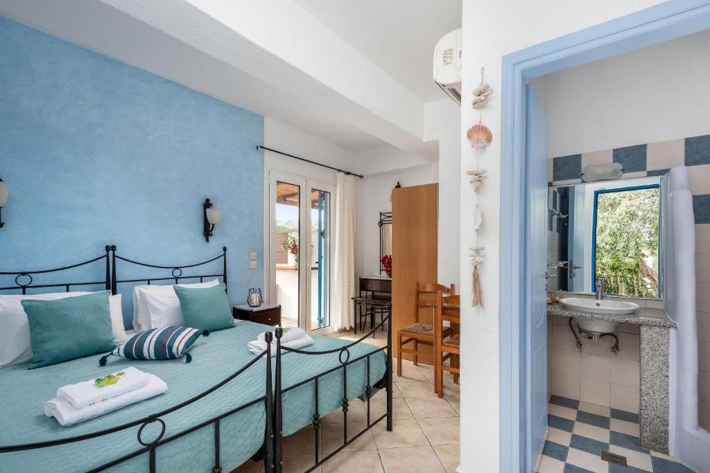 Postel nebo postele na pokoji v ubytování Agnanti Beach Apartments