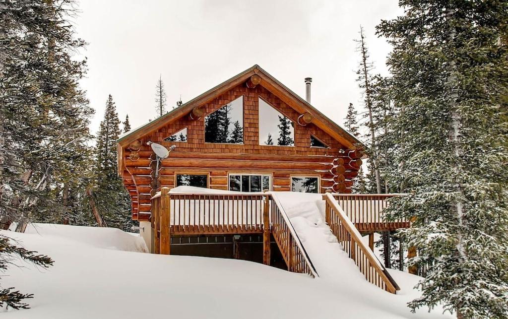 una cabaña de madera en el bosque en la nieve en Stay at the Treeline with Fabulous Views! On Top of the World at Ptarmigan Lodge, en Fairplay