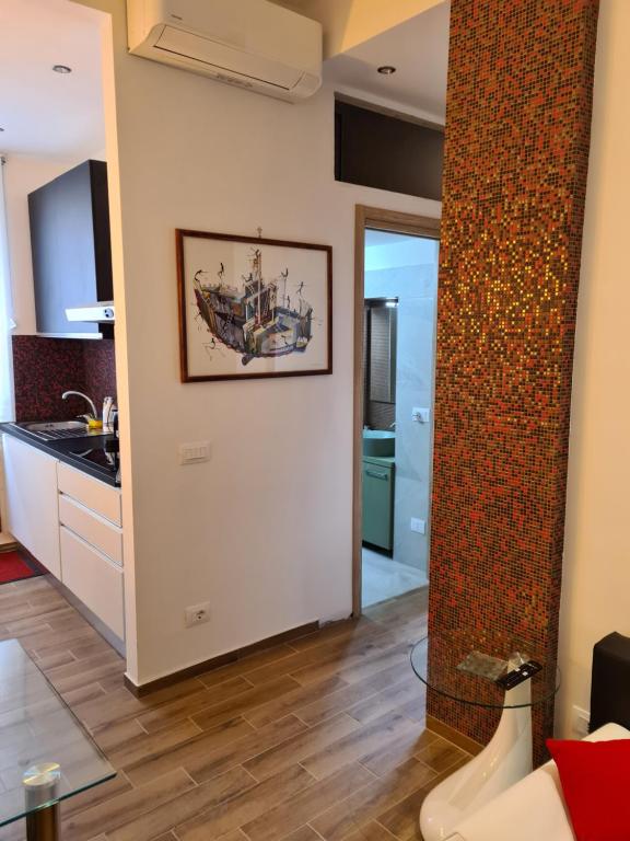 A kitchen or kitchenette at Nuovissimo appartamento Foce Mare