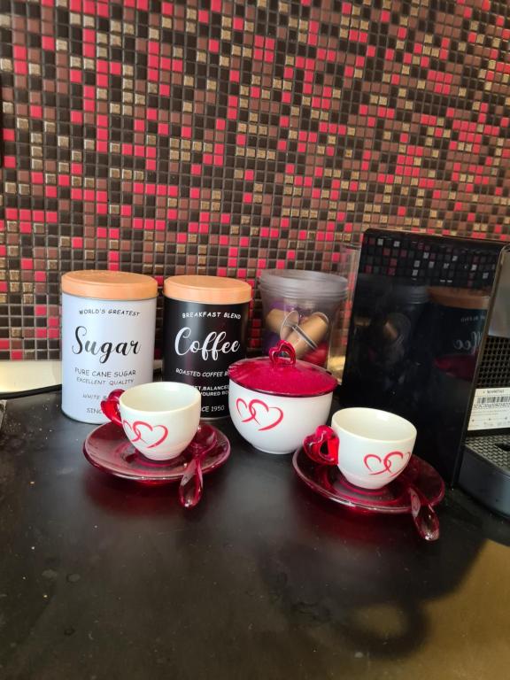 Coffee and tea making facilities at Nuovissimo appartamento Foce Mare