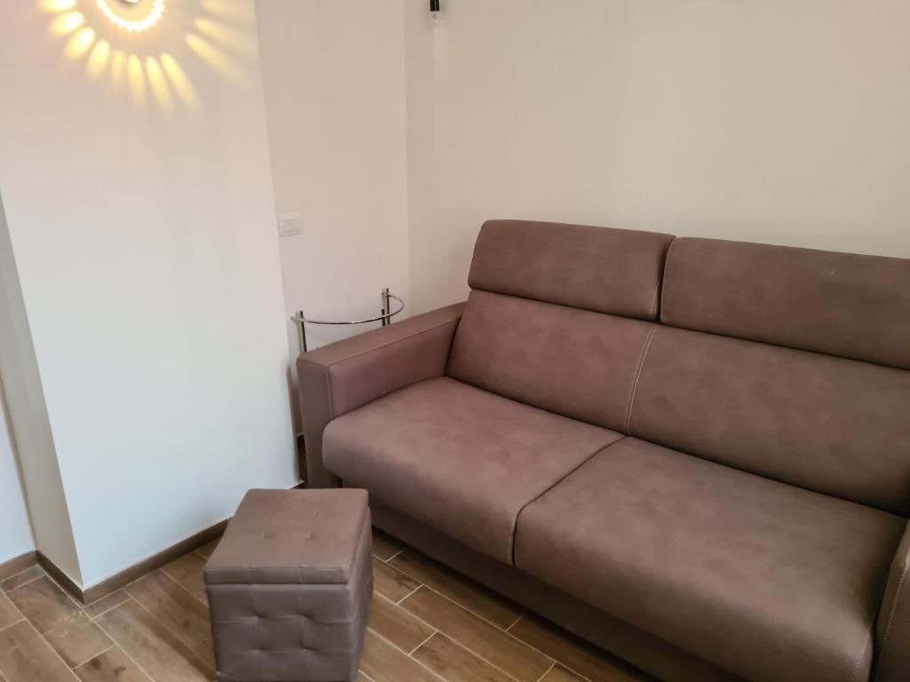 A seating area at Nuovissimo appartamento Foce Mare