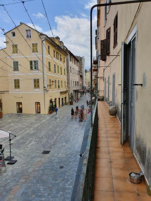 Ulica z budynkami i ludźmi idącymi ulicą w obiekcie F2 centre Bastia w Bastii
