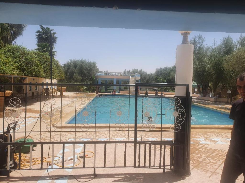 einen Balkon mit Poolblick in der Unterkunft Hotel complex europe in Guercif