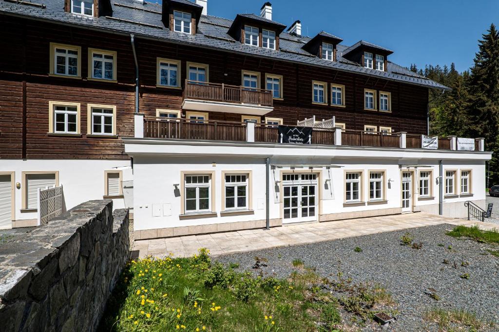 Budova, kde se aparthotel nachází