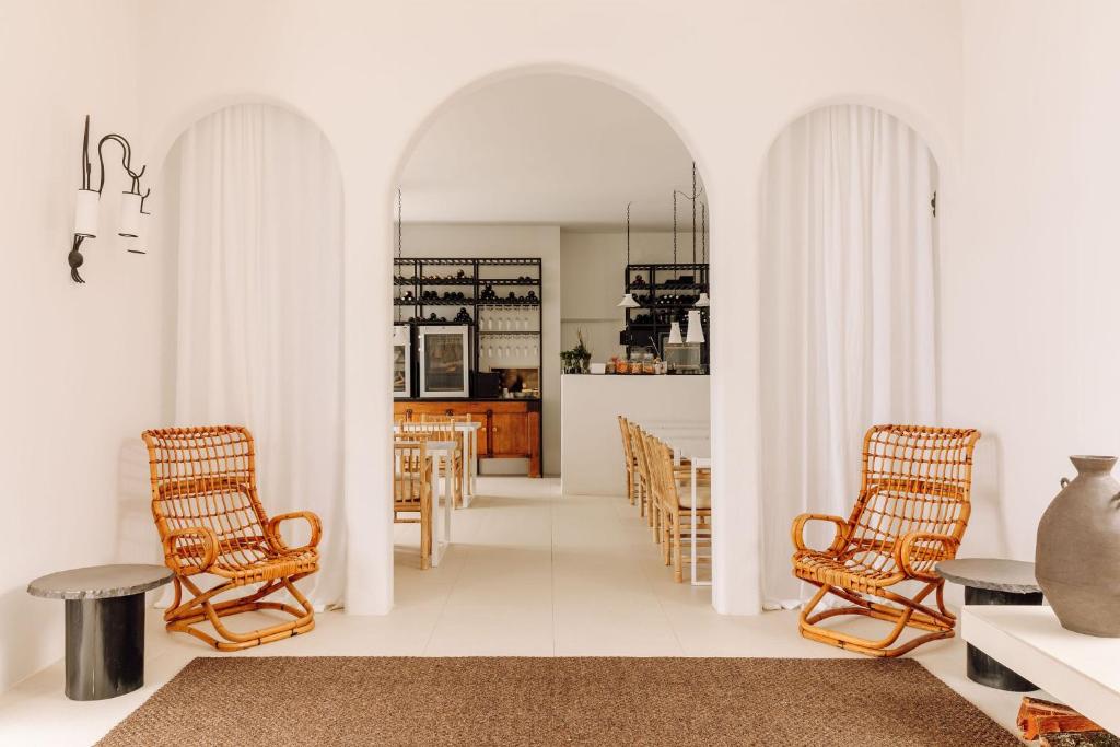 a living room with two chairs and a table at White Exclusive Suites & Villas in Lagoa