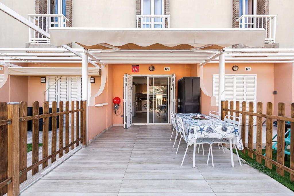 een balkon met een tafel en stoelen erop bij BUNGALOW en CAMPO INTERNACIONAL in Maspalomas