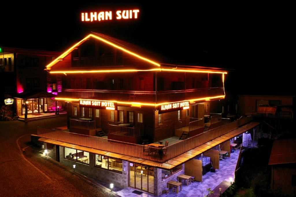 ウズンギョルにあるIlhan Suite Hotelの夜間の灯り付きの建物