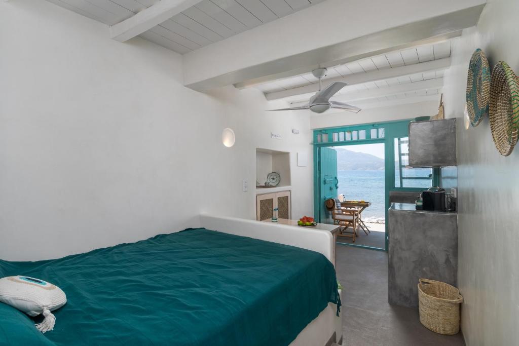 a bedroom with a bed and a view of the ocean at Turquoise Boathouse in Klima I in Klima