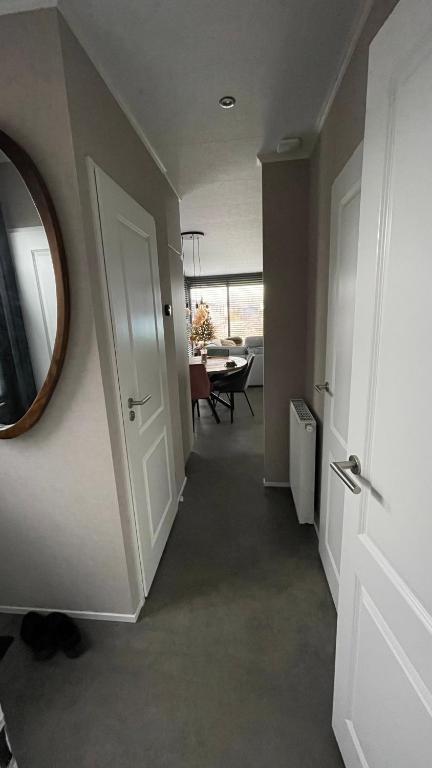 Fotografie z fotogalerie ubytování PUUR Eernewoude luxe chalet direct aan open vaarwater gelegen in de Alde Feanen v destinaci Earnewâld