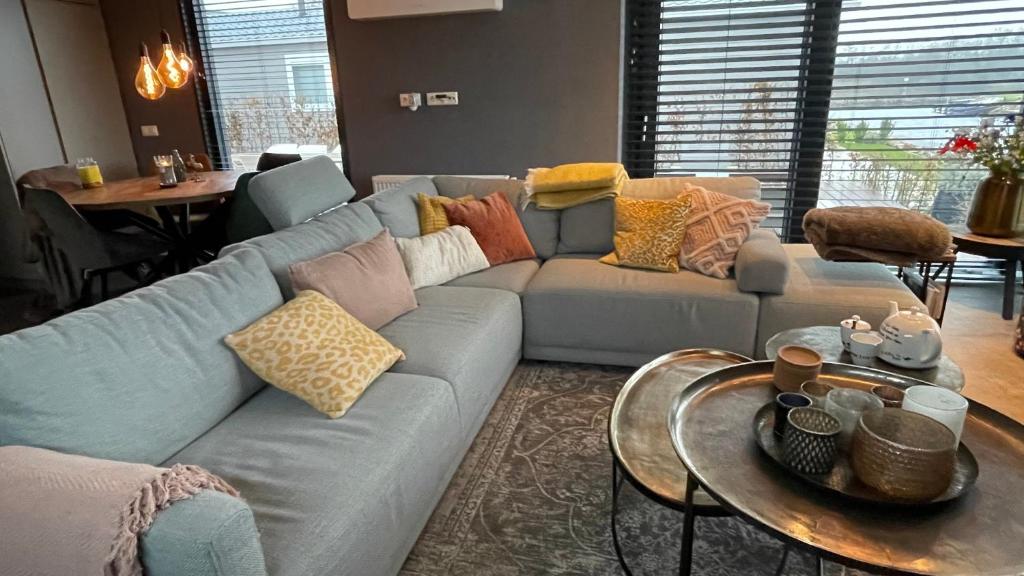 Posezení v ubytování PUUR Eernewoude luxe chalet direct aan open vaarwater gelegen in de Alde Feanen