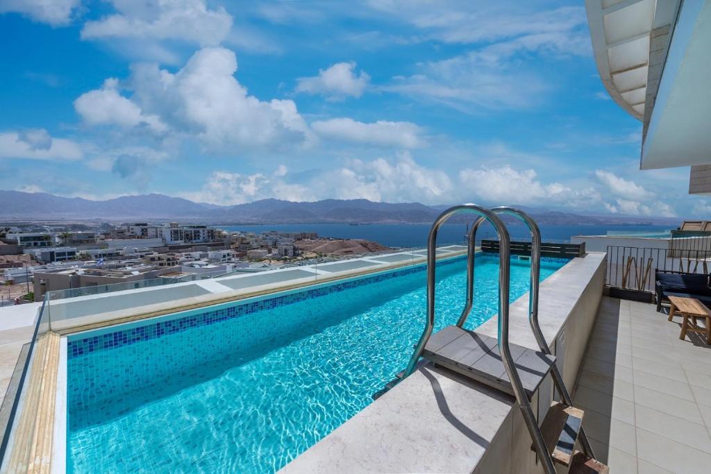 una piscina en la azotea de un edificio en Geffen penthouse pool & view, en Eilat
