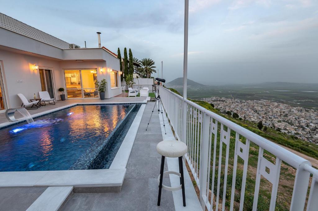 Casa con balcón con piscina en Tuscany Villa, en Iksāl