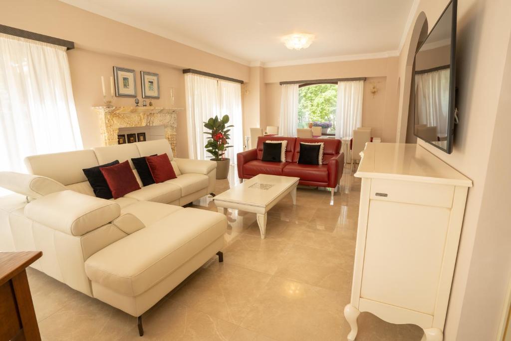 TV a/nebo společenská místnost v ubytování Il Castellaccio Bed & Breakfast