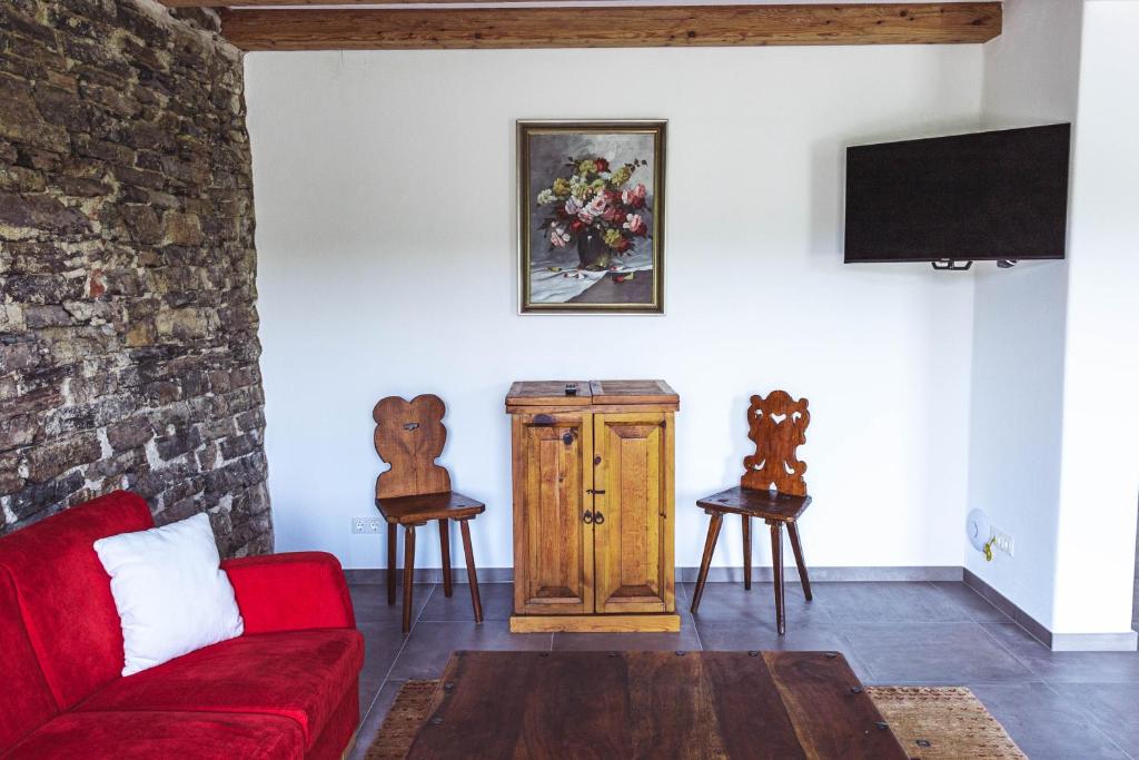 salon z czerwoną kanapą i telewizorem w obiekcie Goldberg Appartement w mieście Krems an der Donau