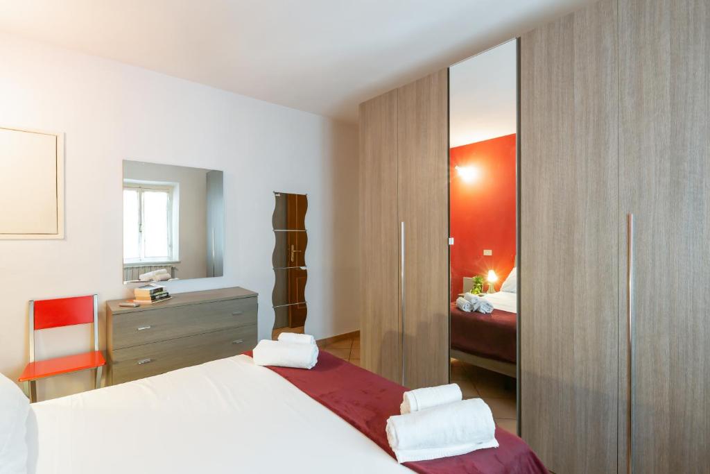 Pokój hotelowy z łóżkiem i lustrem w obiekcie Cisanello Rock Apartment with Patio and Barbecue w Pizie