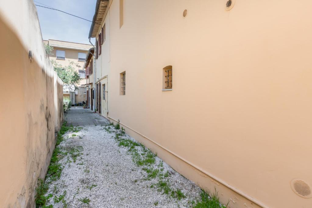 Zdjęcie z galerii obiektu Cisanello Rock Apartment with Patio and Barbecue w Pizie