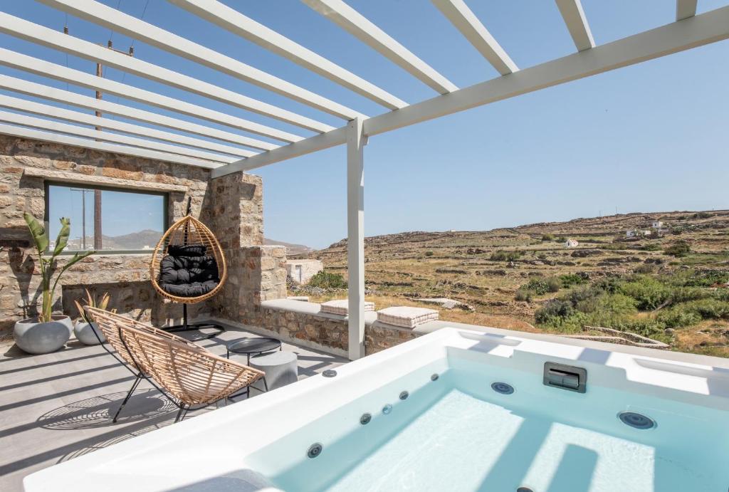 - une piscine sur la terrasse d'une maison dans l'établissement SilvAir I by Silvernoses, Mykonos, à Dexamenes