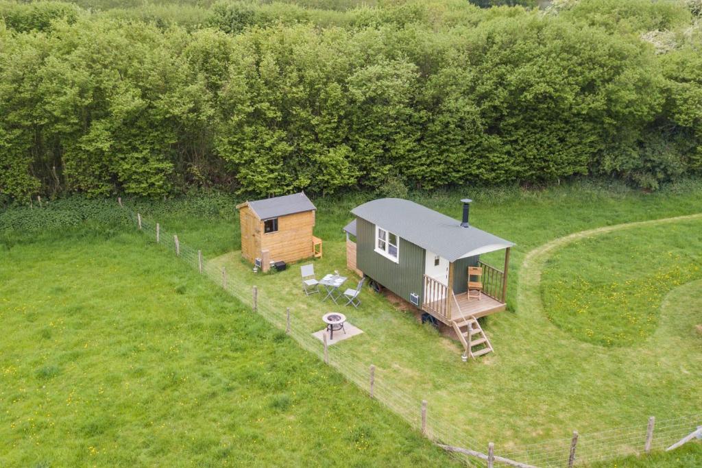 uma vista aérea de uma pequena casa num campo em Moss Shepherd's Hut by Bloom Stays em Egerton